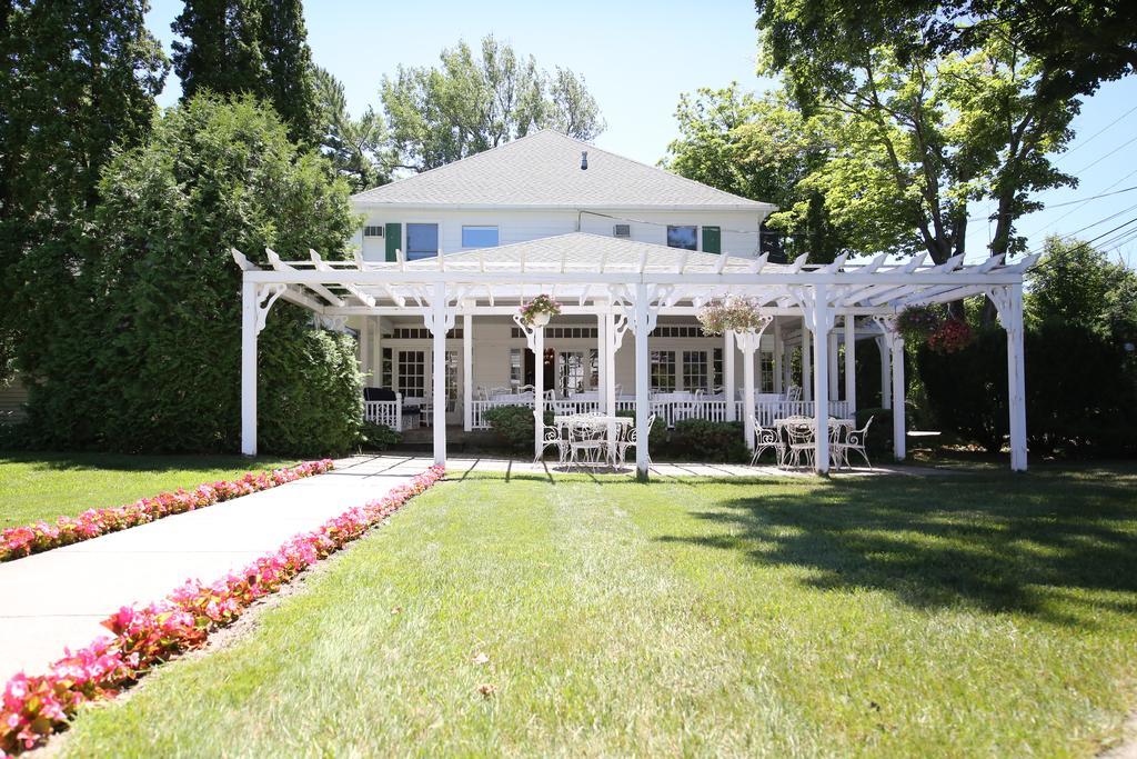 Colonial Inn Harbor Springs Exterior photo