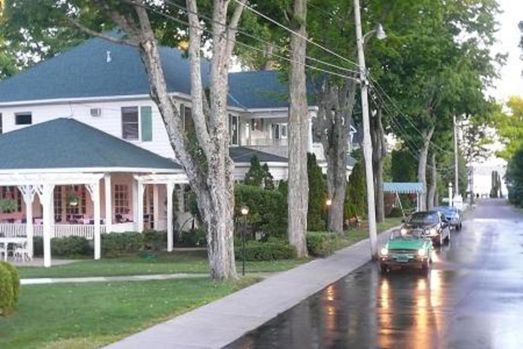 Colonial Inn Harbor Springs Exterior photo