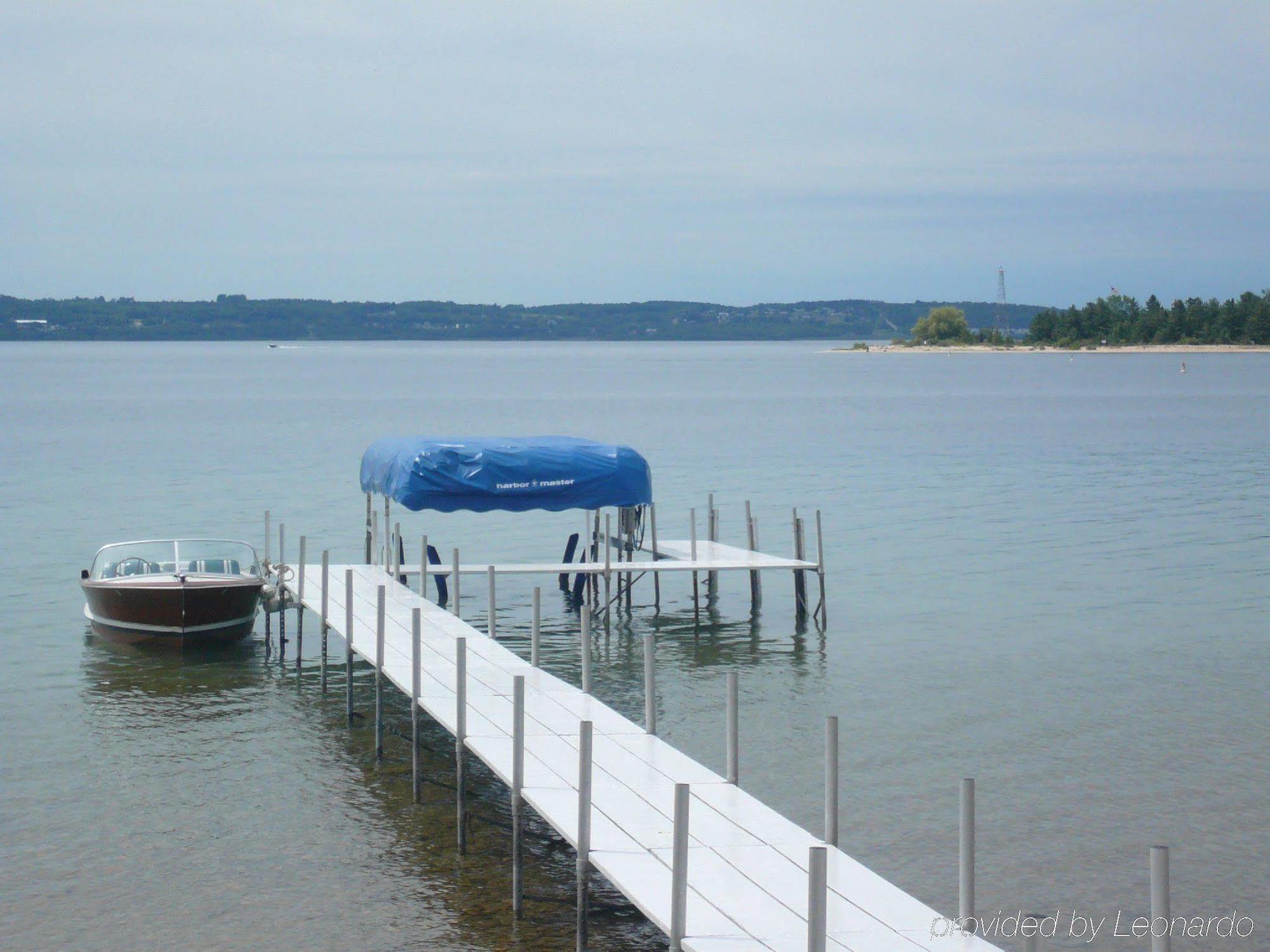 Colonial Inn Harbor Springs Exterior photo