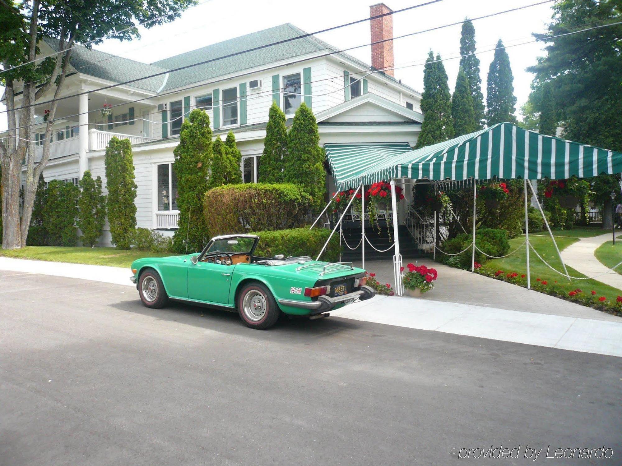 Colonial Inn Harbor Springs Exterior photo